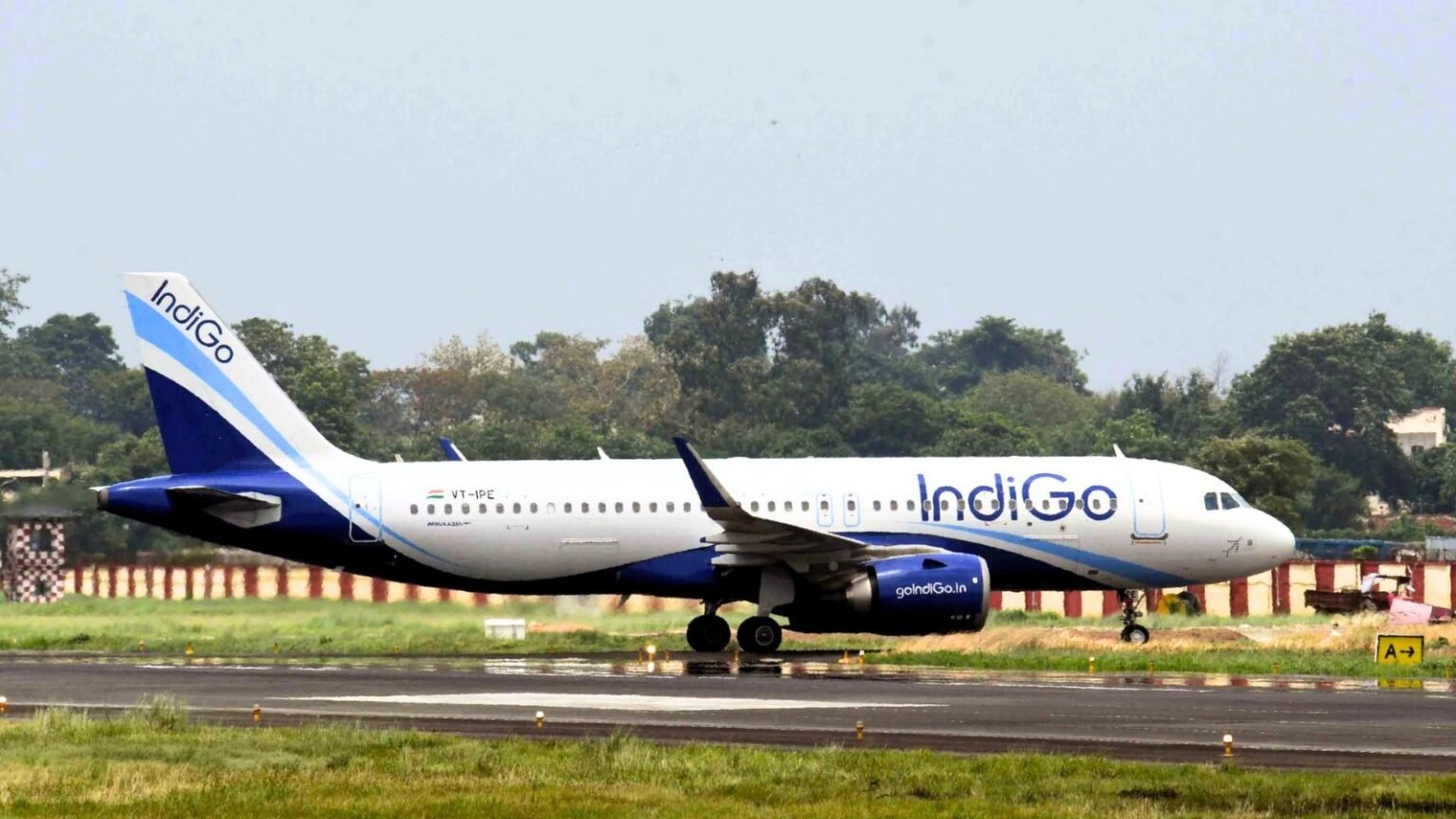 indigo flight 6e812 hit by a bird operation made to land safely 272 passengers were on board