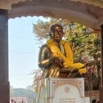 maharashtra paint thrown on meenatai thackerays statue at mumbais shivaji park