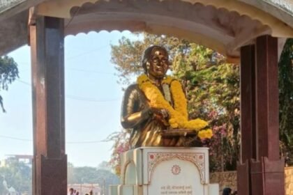 maharashtra paint thrown on meenatai thackerays statue at mumbais shivaji park