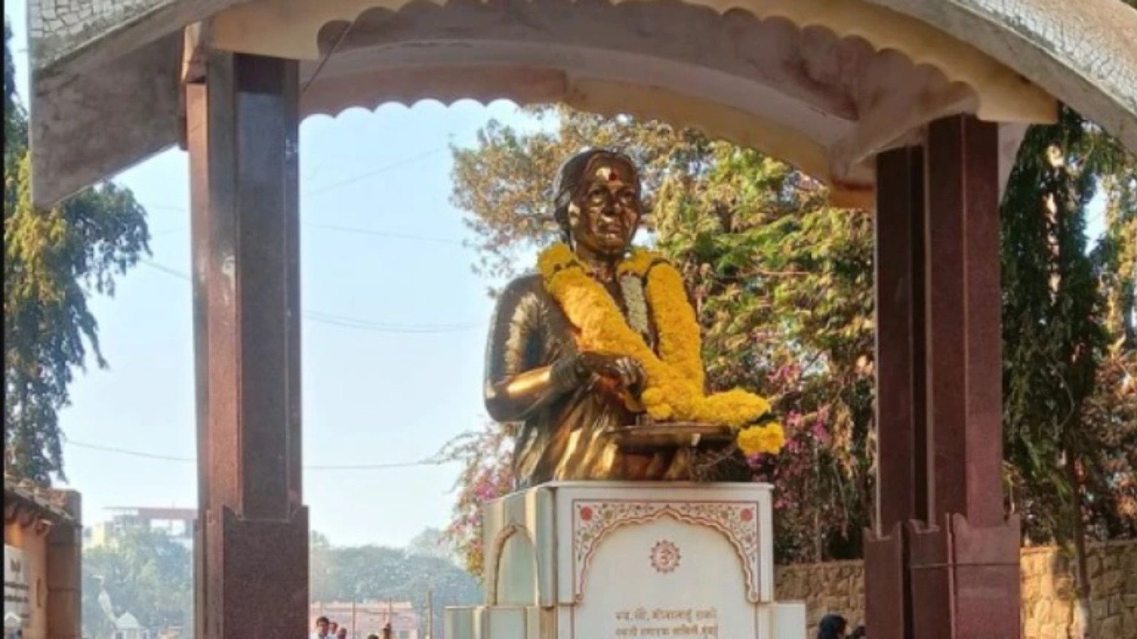 maharashtra paint thrown on meenatai thackerays statue at mumbais shivaji park