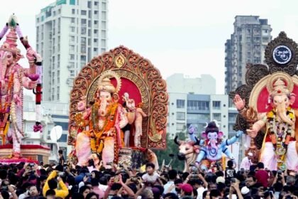 major accident during ganpati visarjan in mumbai one dead five hospitalized due to electric shock