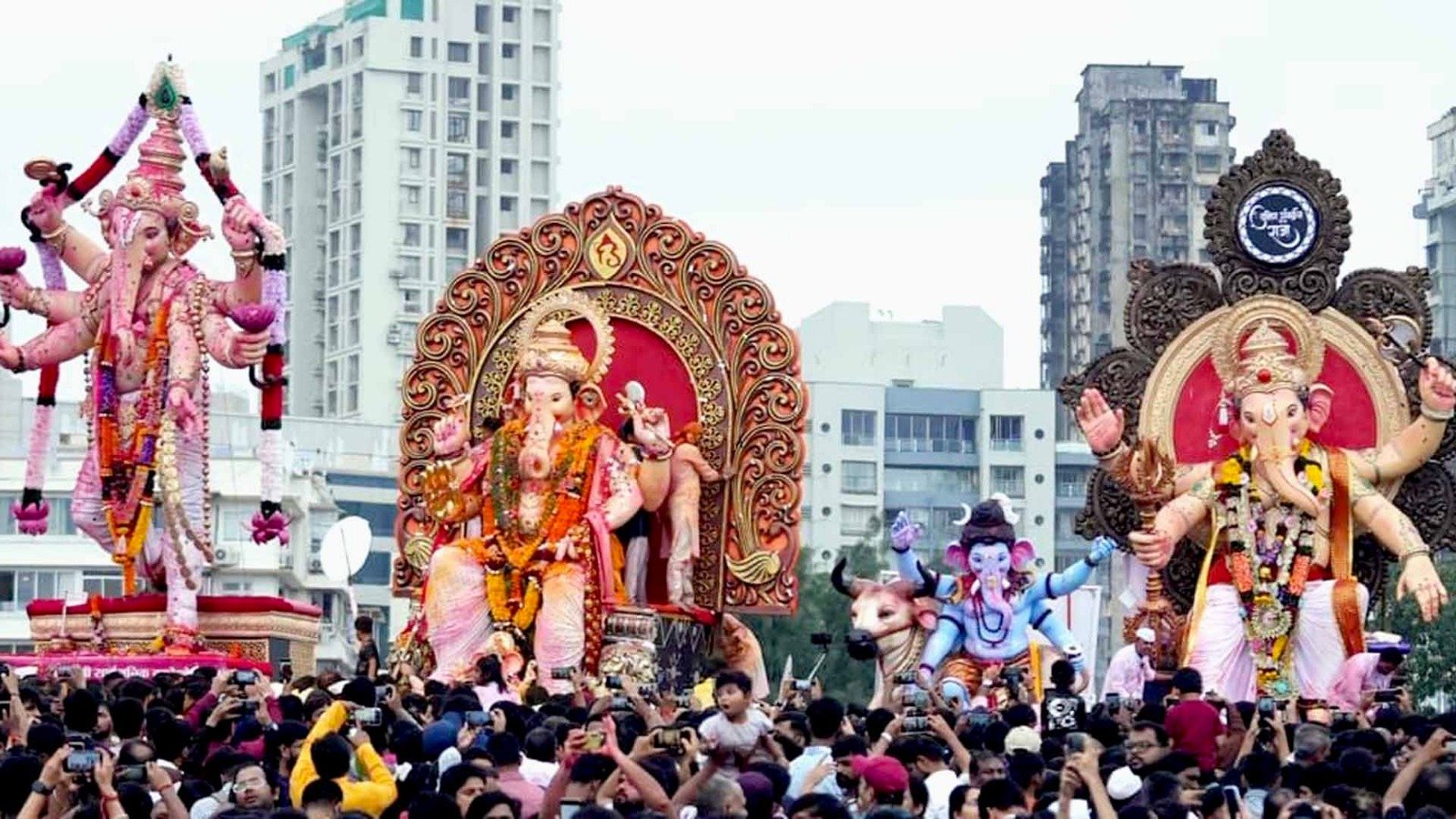 major accident during ganpati visarjan in mumbai one dead five hospitalized due to electric shock