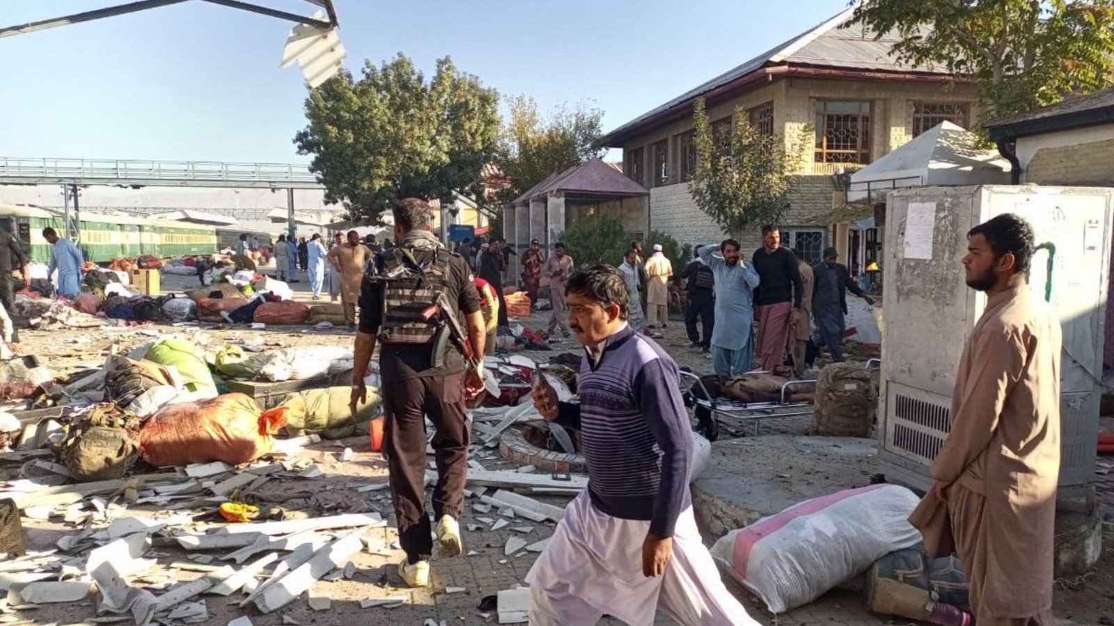 pakistan quetta bomb blast and firing 6 killed many injured