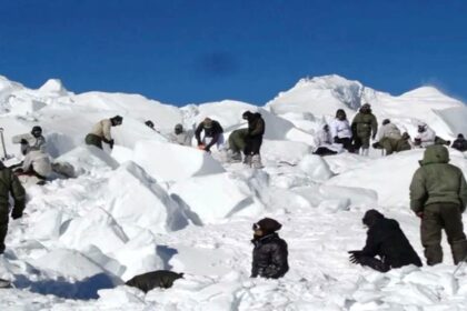 siach­in avalanche three soldiers martyred rescue operation continues