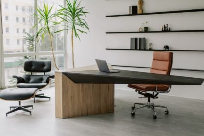 which direction is best to sit in office know which seat brings growth as per vastu
