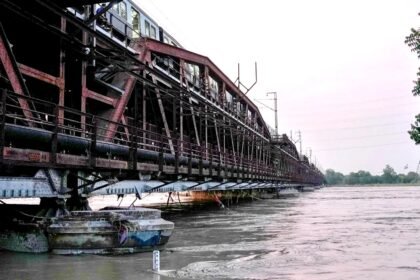 yamuna river flood delhi water level rises relief operations