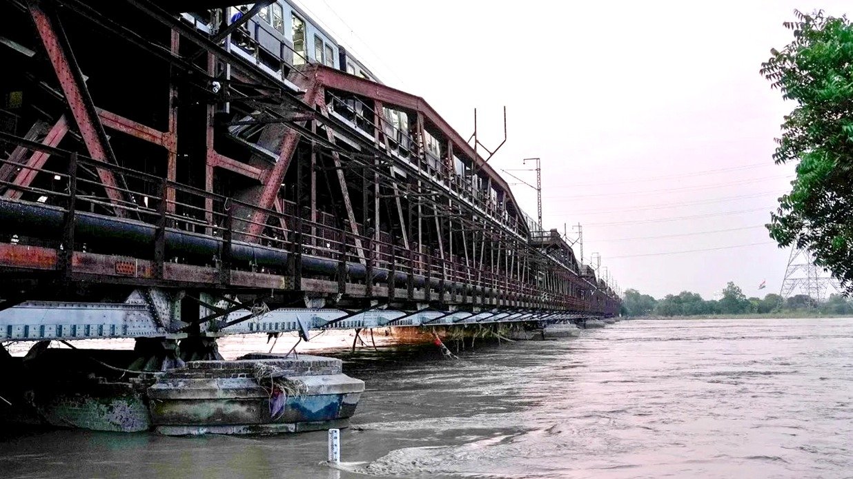 yamuna river flood delhi water level rises relief operations