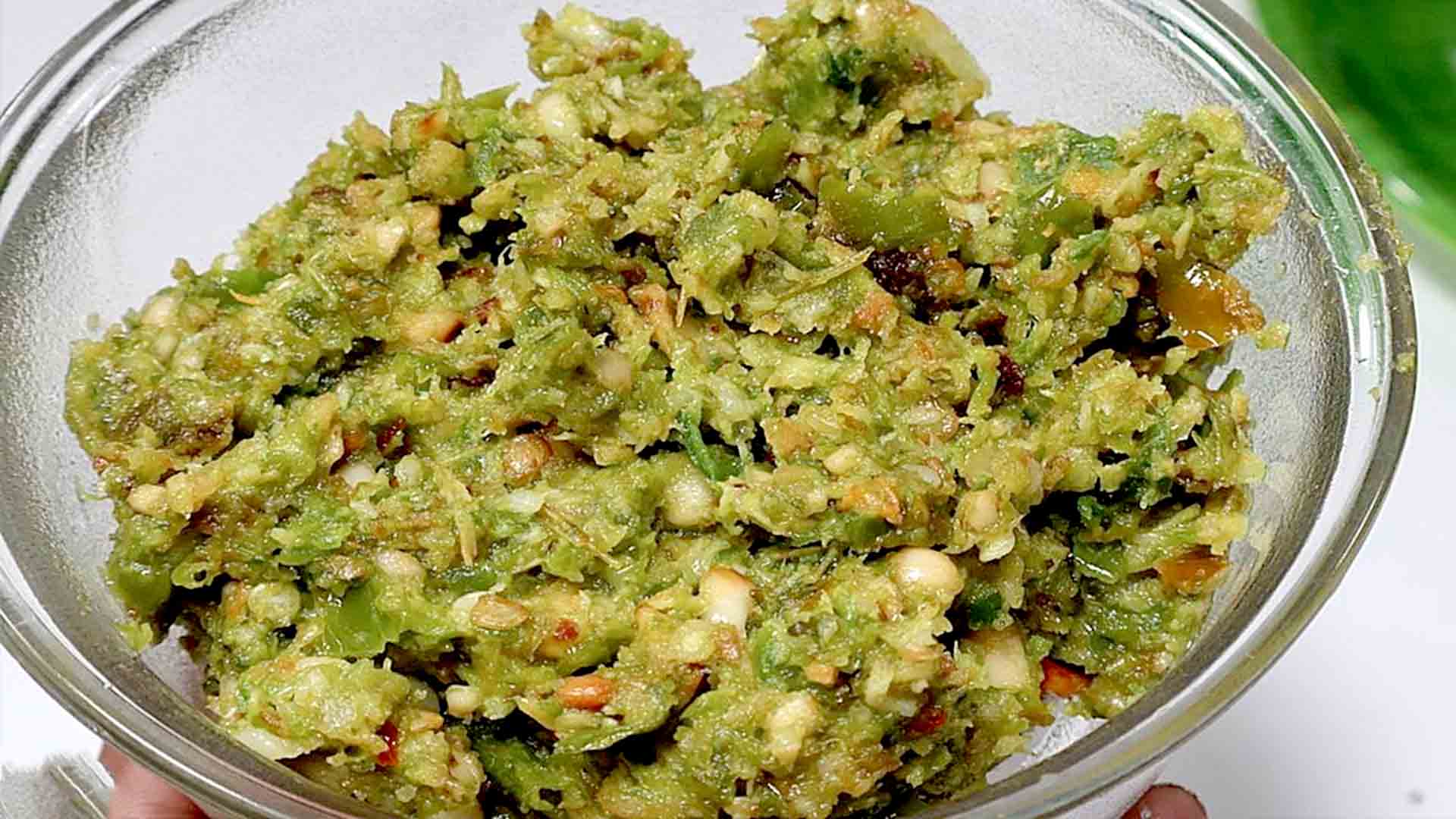Make a wonderfully tasty green chilli chutney at home with the traditional way of grandmothers.
