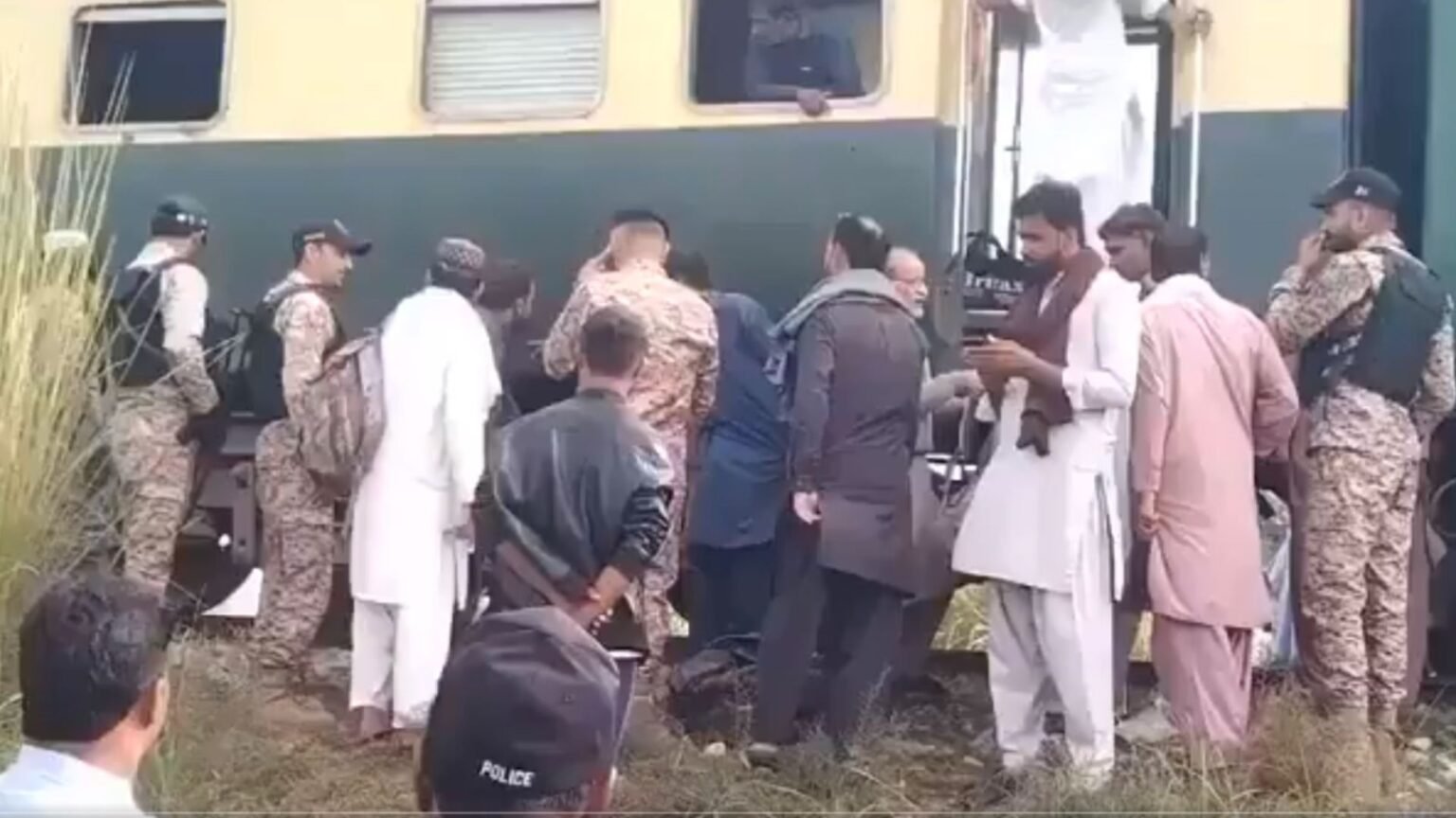 bomb attack on jaffer express in pakistan 7 injured