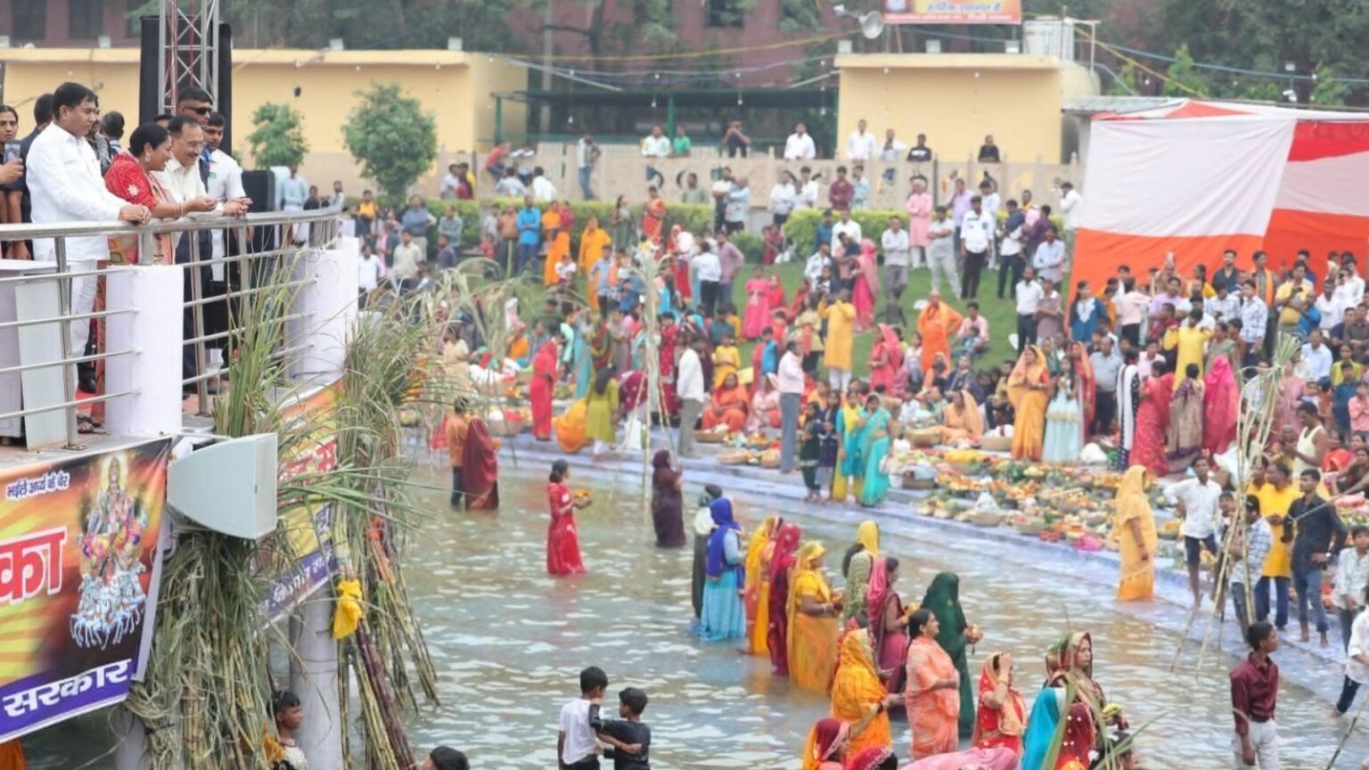 chhath puja went well on the yamuna banks bjp said kejriwal gone foam also finished those who stopped it are out