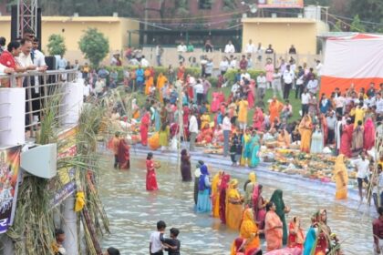 chhath puja went well on the yamuna banks bjp said kejriwal gone foam also finished those who stopped it are out