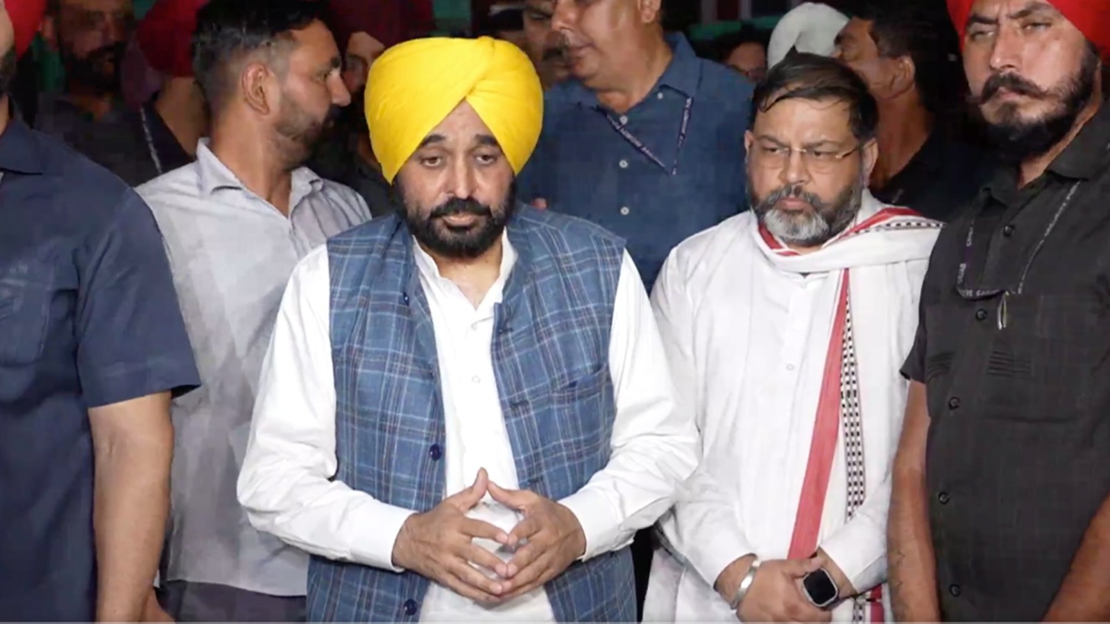 IPS पूरन कुमार के परिवार से मिले पंजाब के सीएम, न्याय की मांग कर, BJP पर साधा निशाना कहा- कुर्सी पर बैठा गरीब नहीं हो रहे बर्दाश्त…! punjab cm bhagwant man meets ips y puran kumar family expresses grief