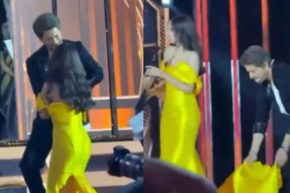 shah rukh khan shows his gentleman side saves nitanshi from falling on stage