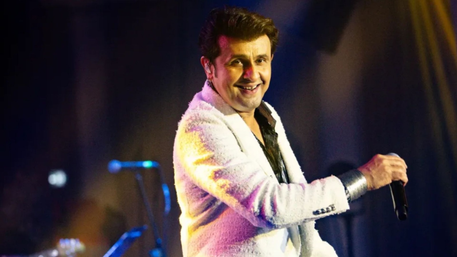 sonu nigam pauses concert during azaan in srinagar old controversy resurfaces
