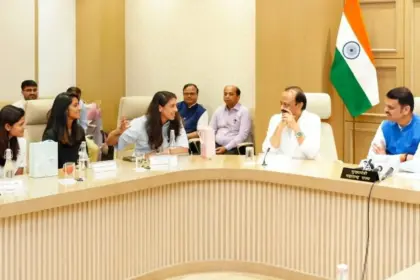 devendra fadnavis honours smriti mandhana jemimah rodrigues radha yadav awards rs 2 25 crore 1