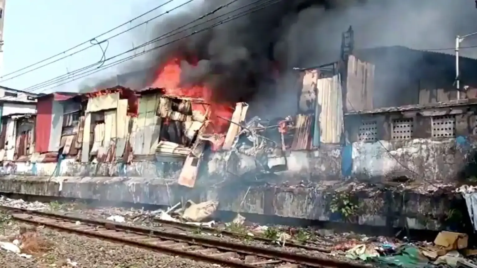 dharavi massive fire mahim railway harbour line disrupted