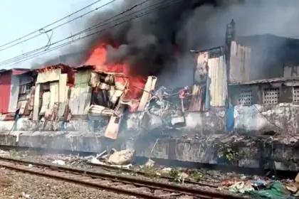 dharavi massive fire mahim railway harbour line disrupted