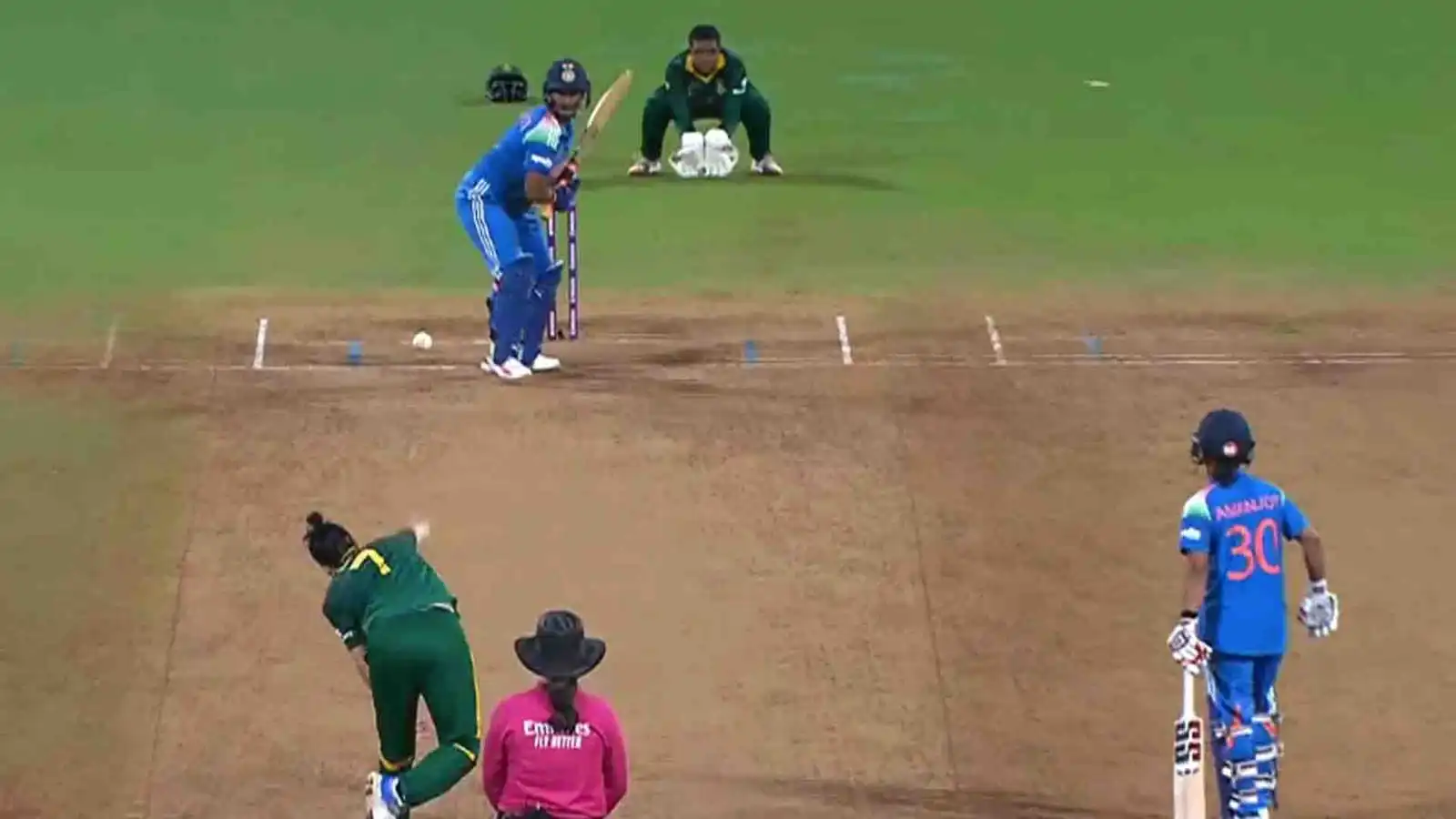 Womens World Cup 2025: भारत को लगा चौथा झटका, हरमनप्रीत कौर 20 रन बनाकर आउट, भारत 223/4 ind w vs sa w live score icc womens odi world cup 2025 final