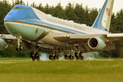 plane flying for hundreds of hours without landing inside is a whole new world