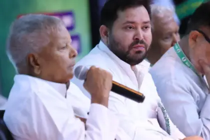 seeking votes for tejashwi lalu gave a big hint saying roti paltati rehni chahiye