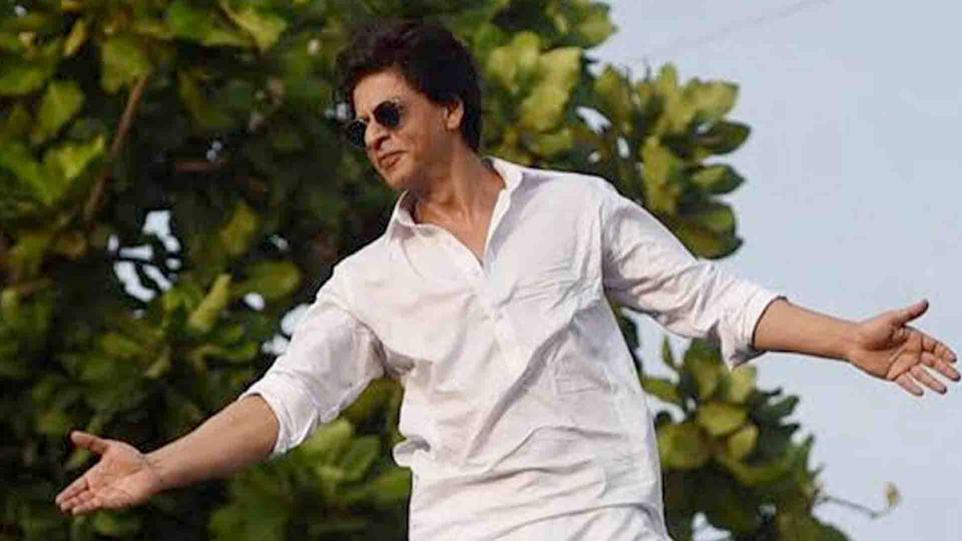 star glamour shines at shah rukh khans birthday bash king khan rocks t shirt jeans beanie ananya panday sets the floor on fire with her dance