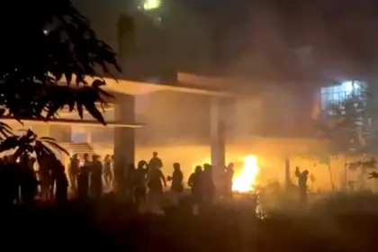 bangladesh political violence 7 year old girl killed extremists set bnp leader house on fire