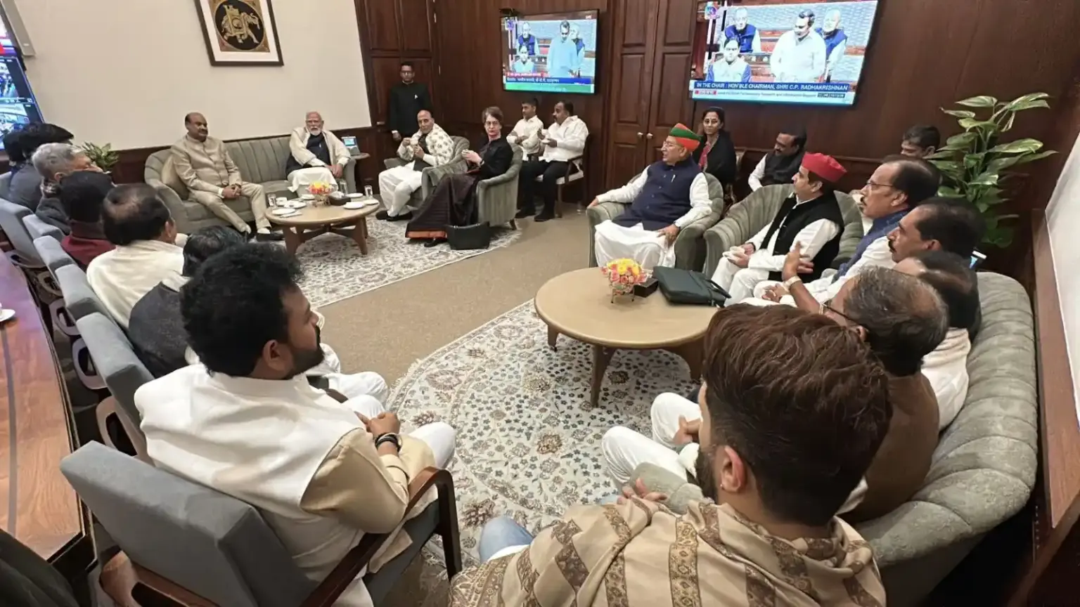 discussion over chai in parliament pm modi priyanka gandhi and other leaders seen together