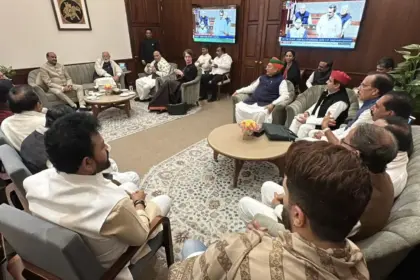 discussion over chai in parliament pm modi priyanka gandhi and other leaders seen together