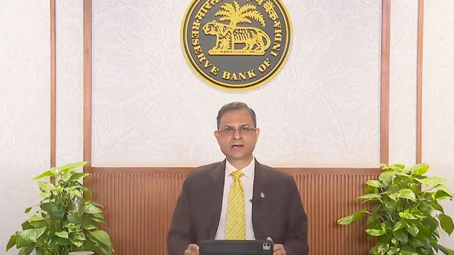 rbi gives a gift to borrowers home and car loans will now be cheaper repo rate reduced to 5 25