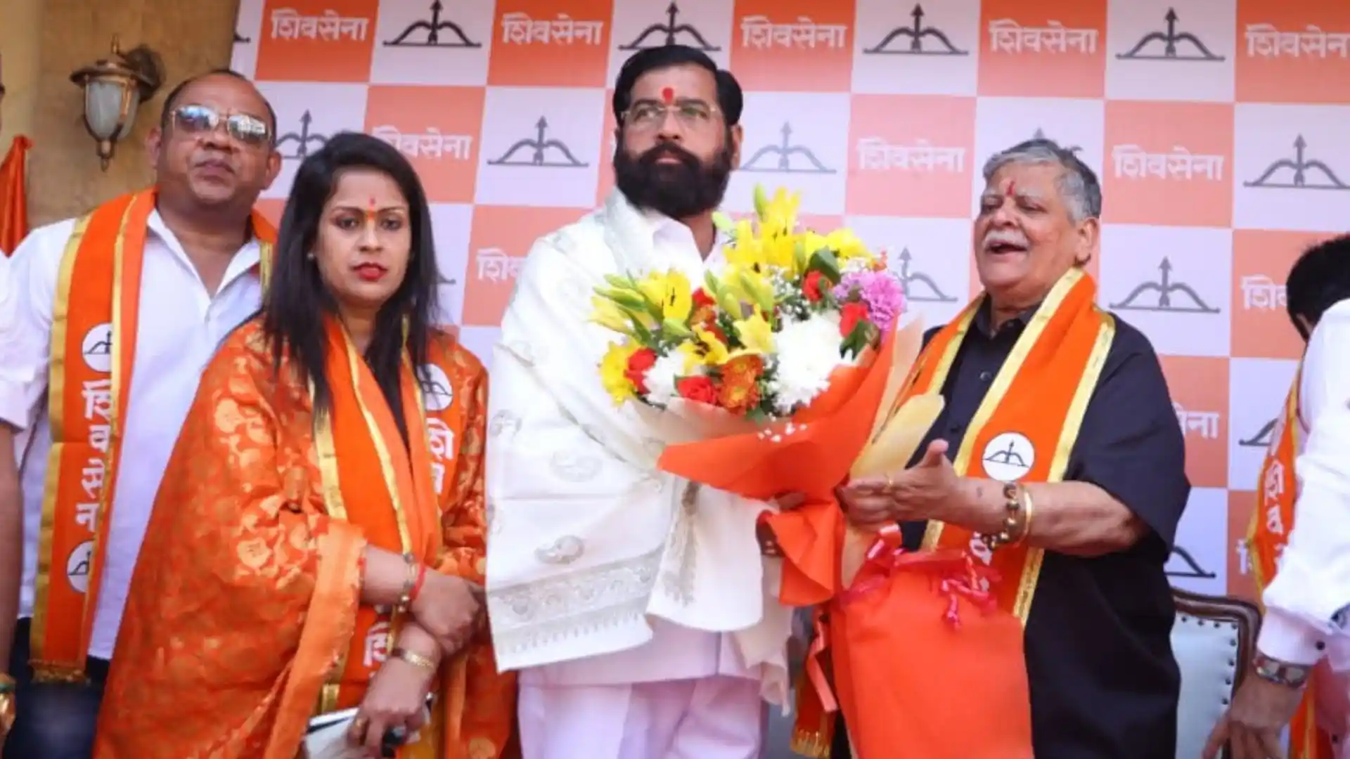 BMC चुनाव से पहले उद्धव ठाकरे को लगा बड़ा झटका, दगडू सकपाल अपने सैकड़ों समर्थको के साथ शिवसेना में हुए शामिल bmc election udhav thackeray setback daddu sakpal joins shiv sena with hundreds of supporters