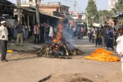 dalit family performs last rites at crossroad in bihar due to denied access