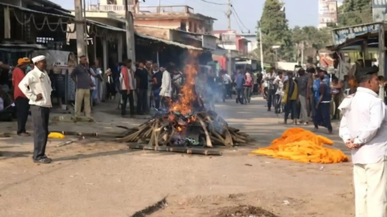 dalit family performs last rites at crossroad in bihar due to denied access