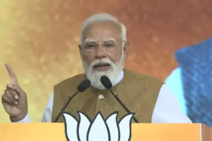 pm modi gifts kerala says change is necessary for development takes a jibe at left and congress