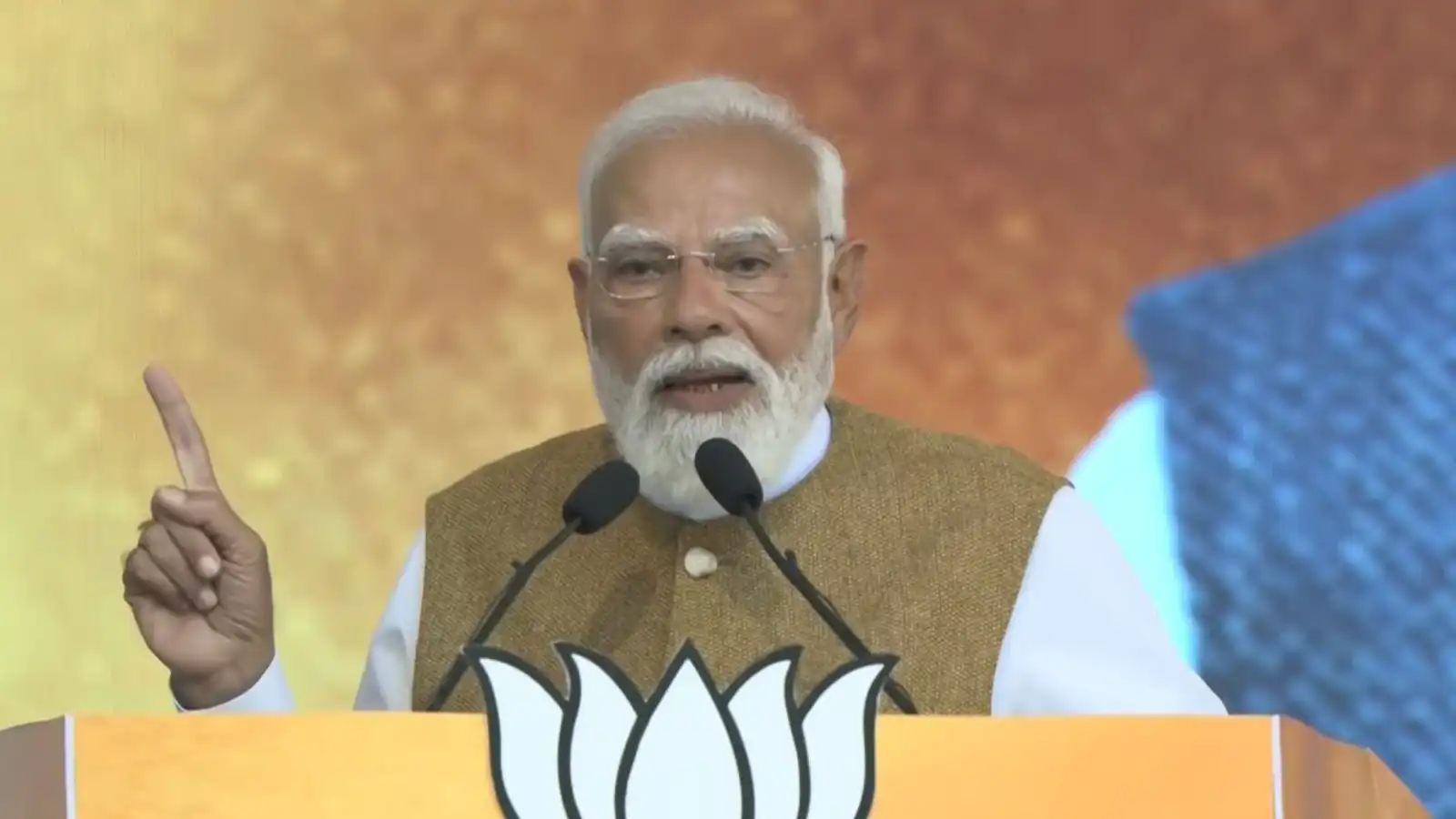 pm modi gifts kerala says change is necessary for development takes a jibe at left and congress