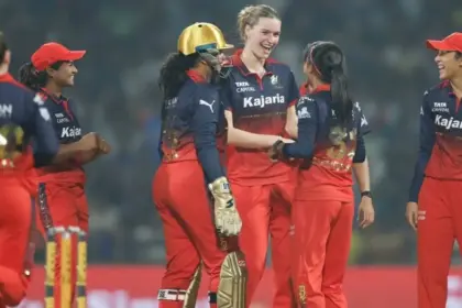 wpl 2026 rcb enters playoffs beats gujarat giants by 61 runs smriti mandhana team dominates points table