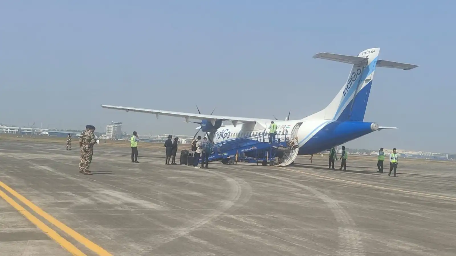 indigo flight 6e3074 bomb threat note kolkata airport