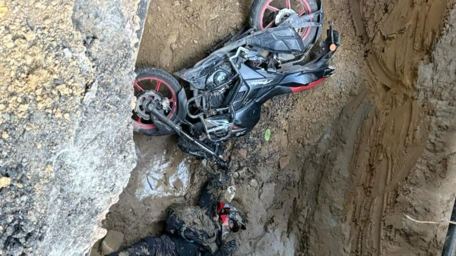 once again a pit becomes the cause of death chaos after bikers death in delhi