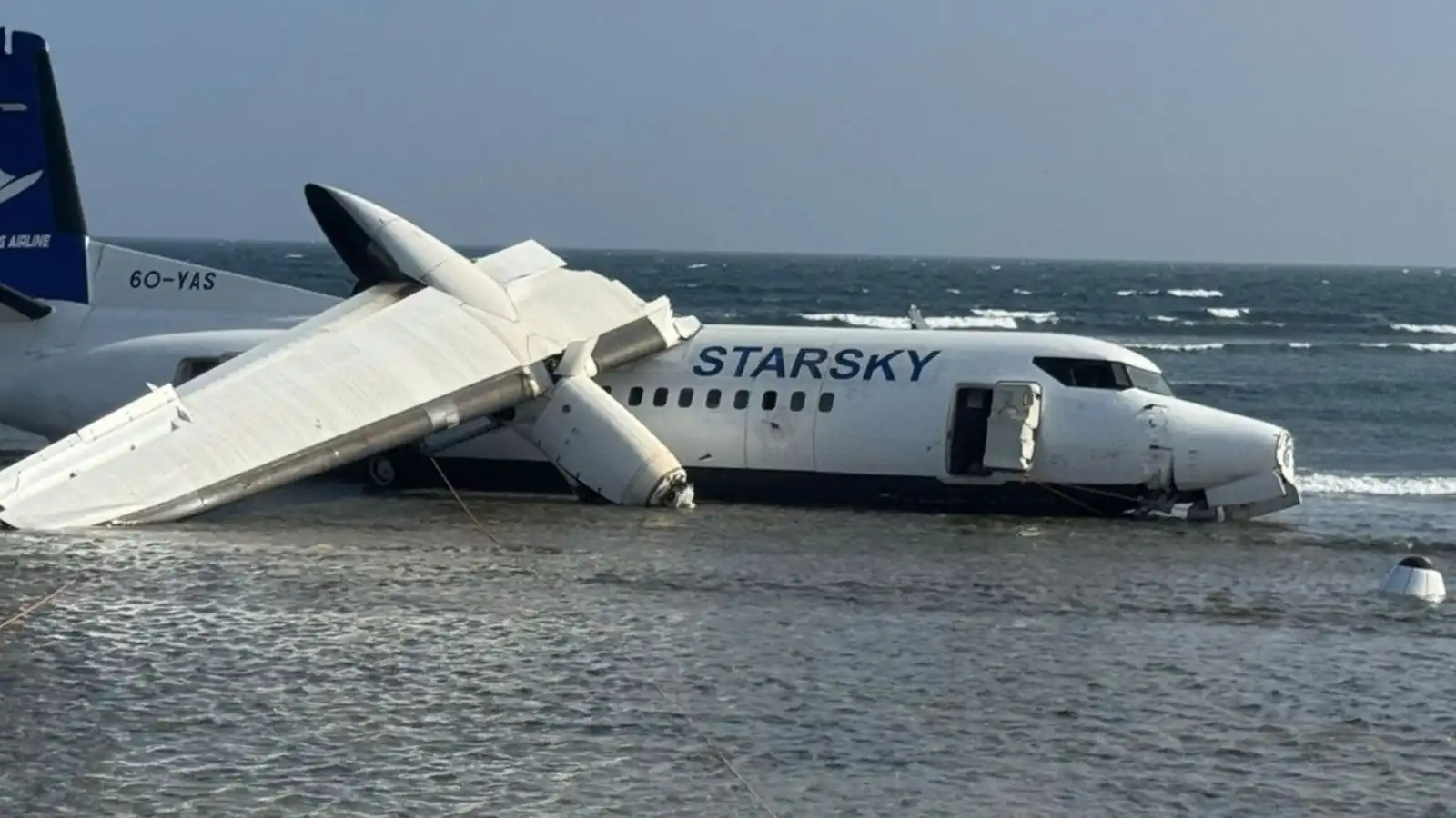 somalia passenger plane crash landing video mogadishu