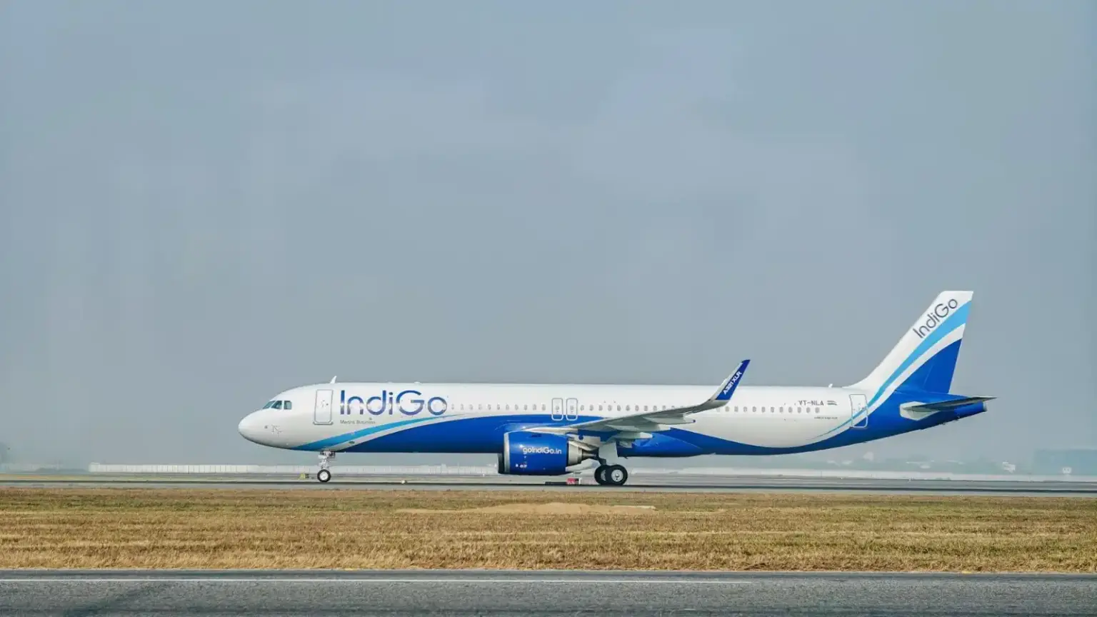 indigo flight from visakhapatnam faces major technical snag makes emergency landing at delhi airport