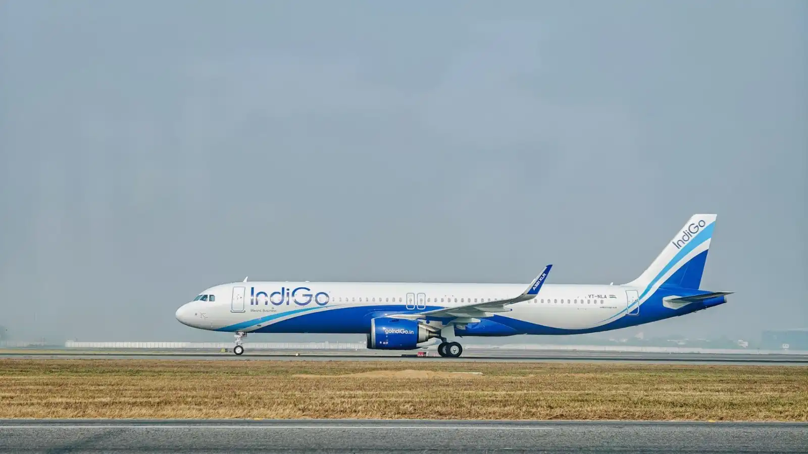 indigo flight from visakhapatnam faces major technical snag makes emergency landing at delhi airport