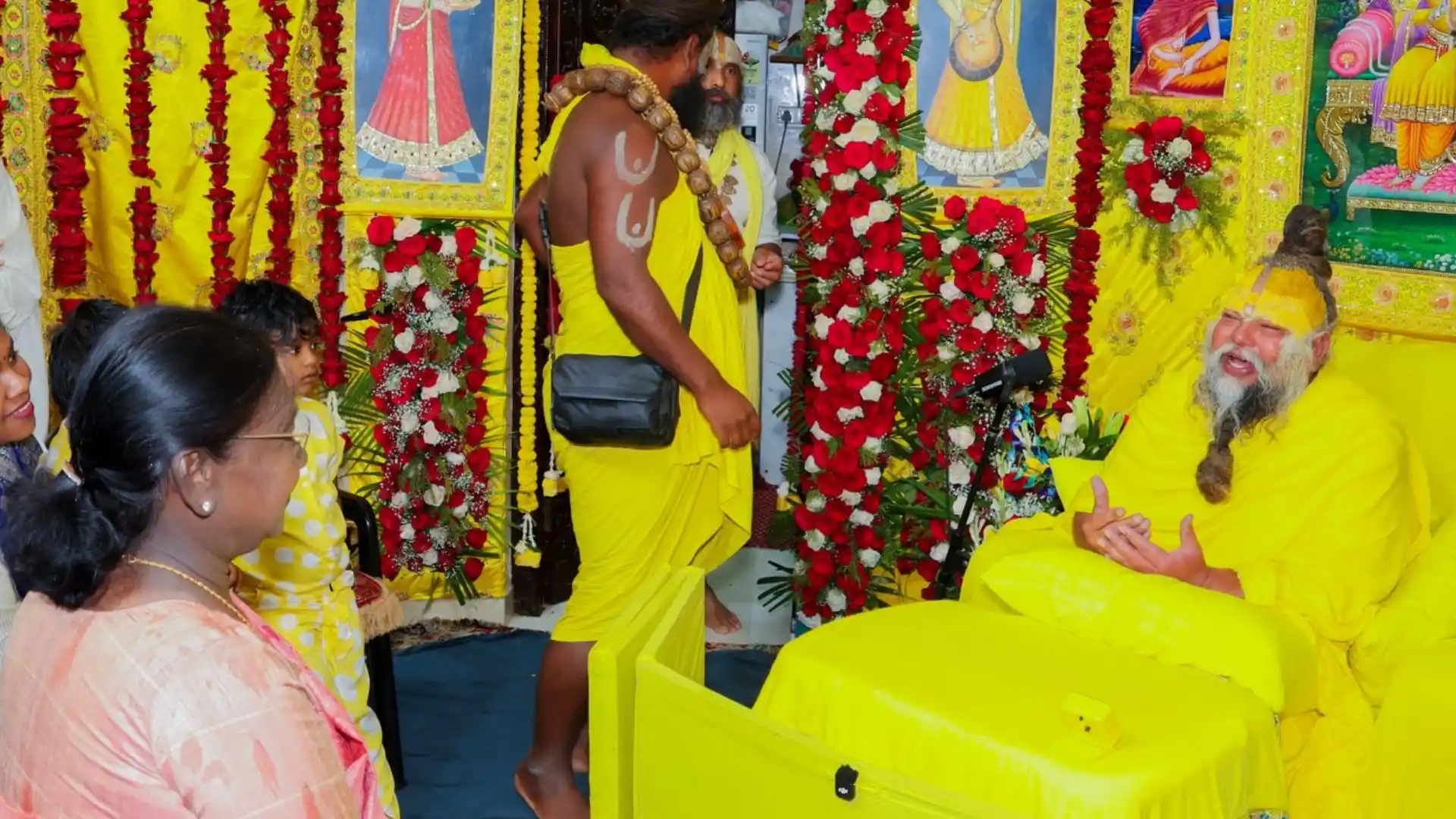 president droupadi murmu visits premanand maharajs ashram latest pictures from vrindavan surface