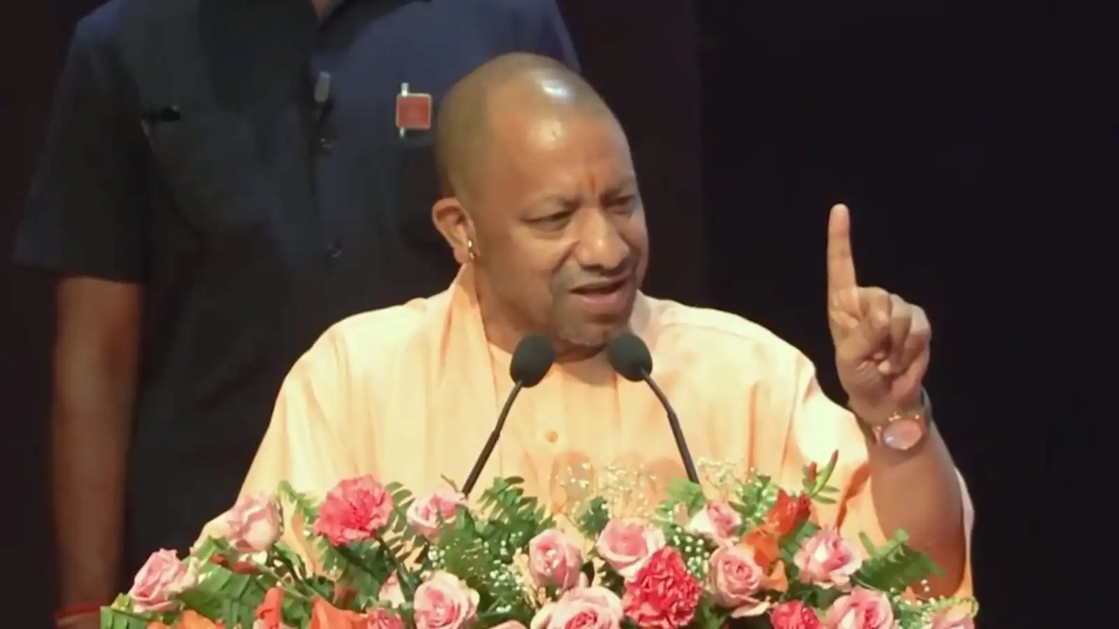 after noida demonstrations yogi government takes major decision increases workers salaries by up to 3000