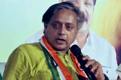 during election campaigning in kerala goons attacked shashi tharoors convoy police arrested 3 people