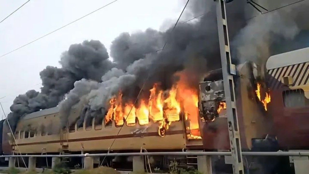 massive fire breaks out in fast passenger train from sasaram to patna passengers flee amid smoke and flames