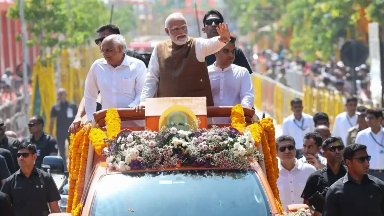 pm modi attends somnath amrit mahotsav grand kumbhabhishek and special puja performed with water from 11 holy pilgrimages